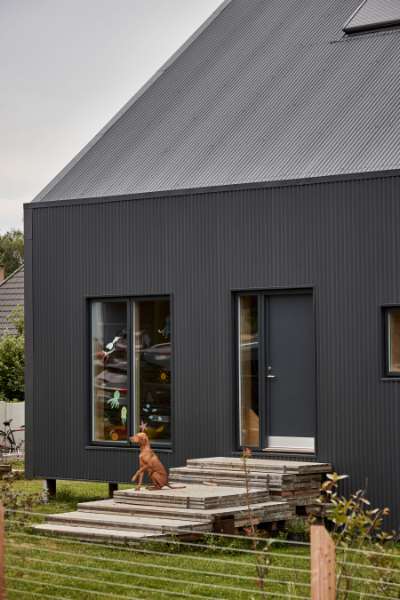 „Pinteressante“ Dach- und Fassadenlösung mit Sinusprofilen,